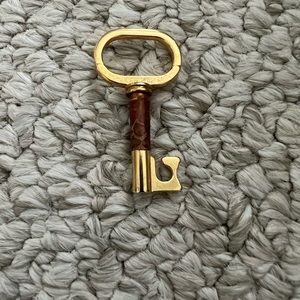 Key chain in gold color metal with leather finish
